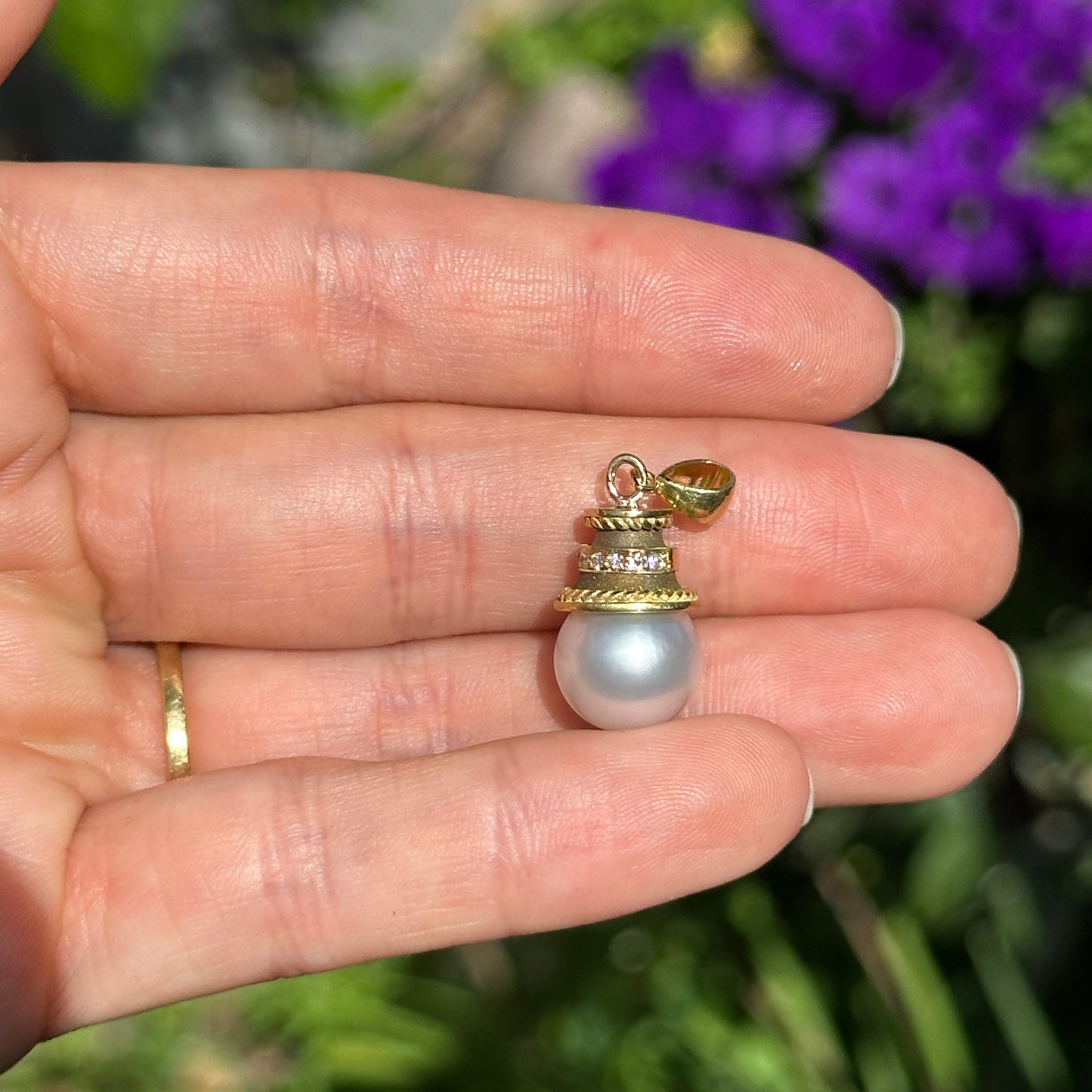 Estate 18KT Yellow Gold Round Tahitian Pearl + Round Diamond Pendant