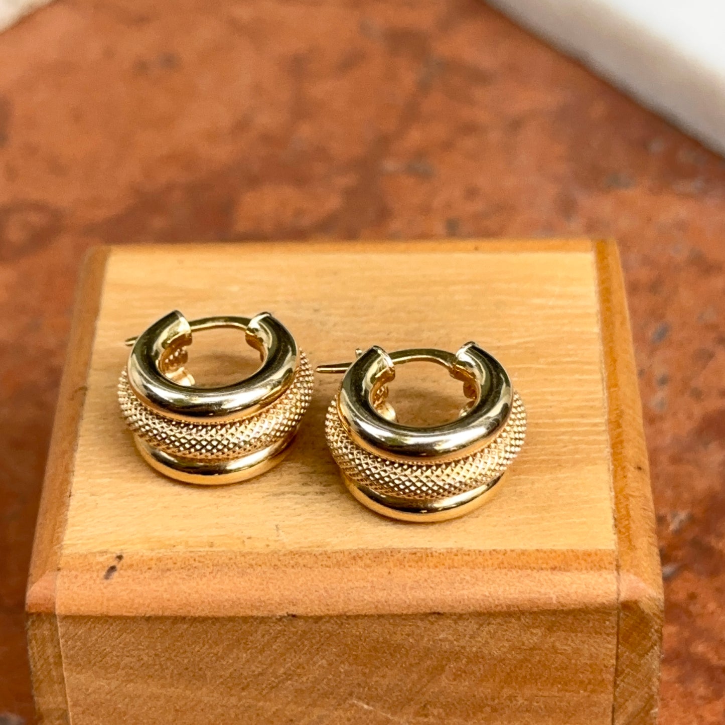 Estate 14KT Yellow Gold Mesh Ribbed Hoop Earrings 16mm