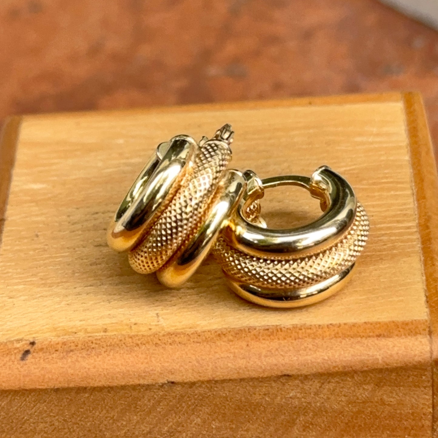 Estate 14KT Yellow Gold Mesh Ribbed Hoop Earrings 16mm