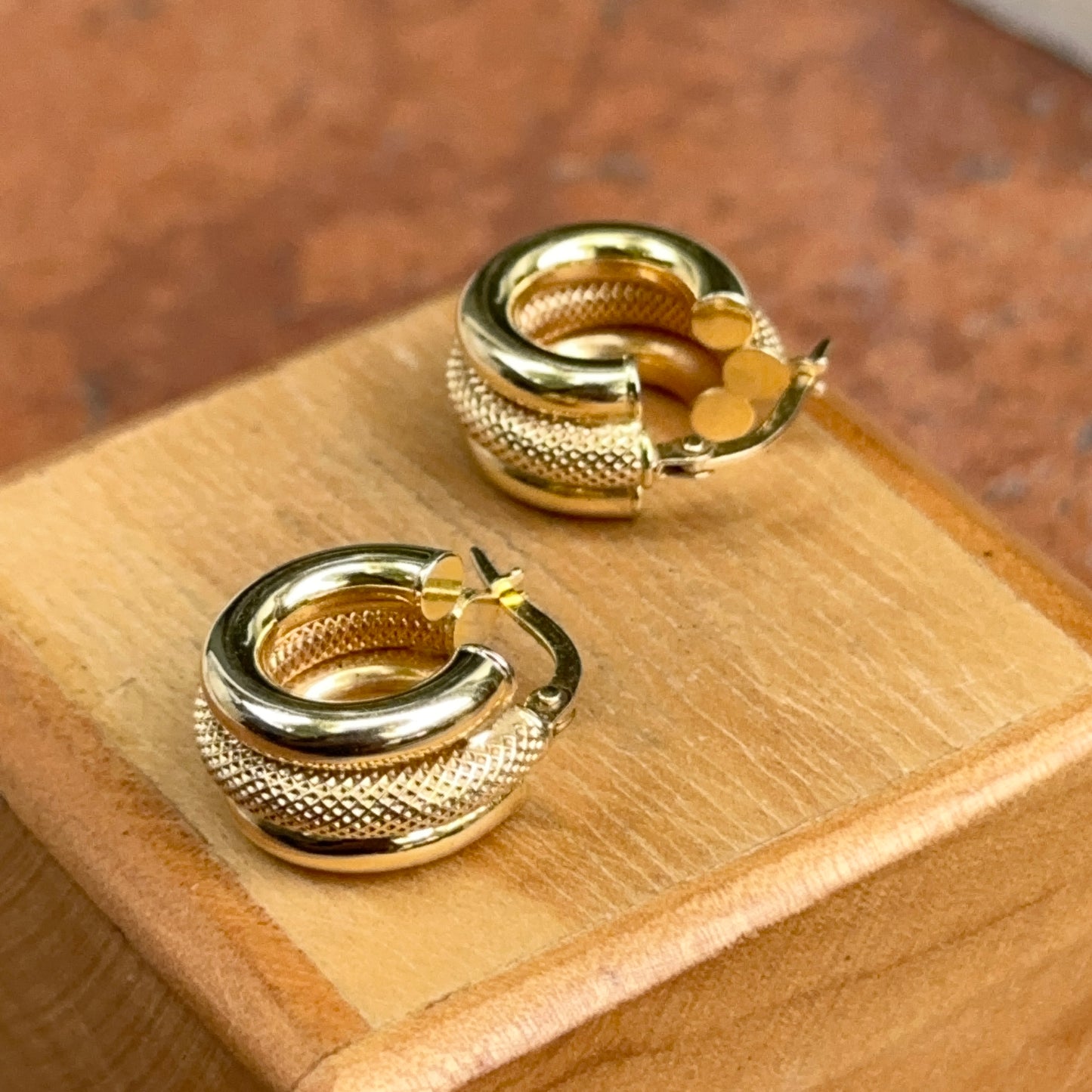 Estate 14KT Yellow Gold Mesh Ribbed Hoop Earrings 16mm