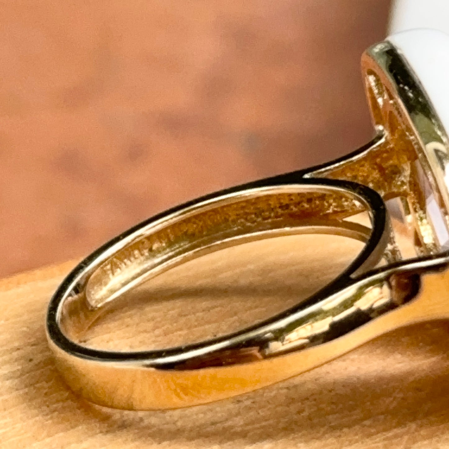 Estate 10KT Yellow Gold Amethyst, Diamond, + Agate Ring