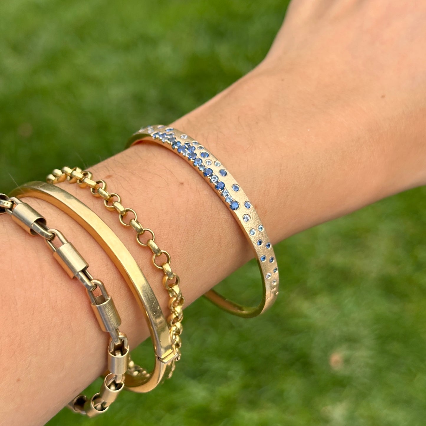 14KT Yellow Gold Multi-Shade Blue Sapphire Hinged Bangle Bracelet