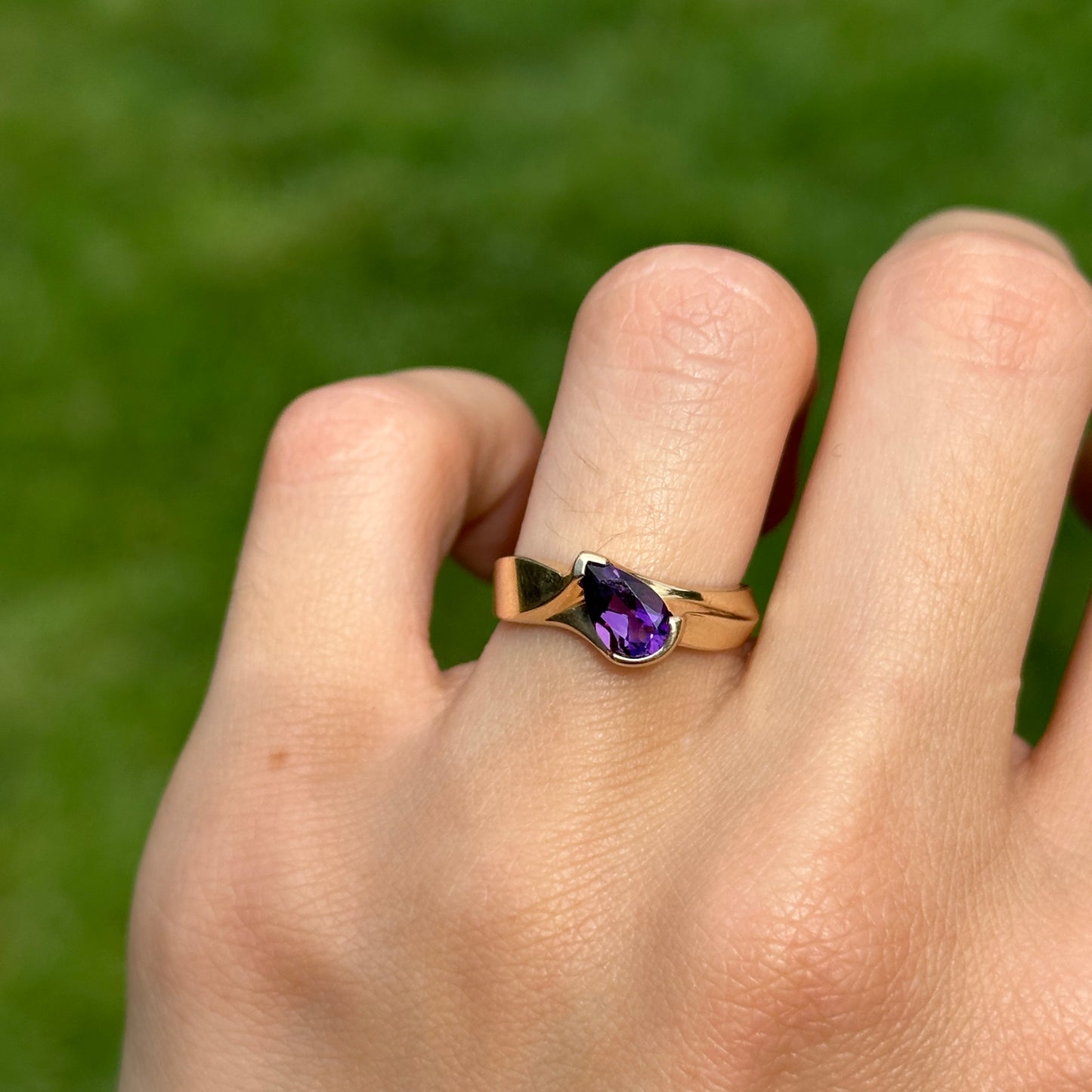 Estate 10KT Yellow Gold Tilted Pear Amethyst Solitaire Ring