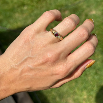 Estate 14KT Yellow Gold Round Garnet Ridged Band Ring