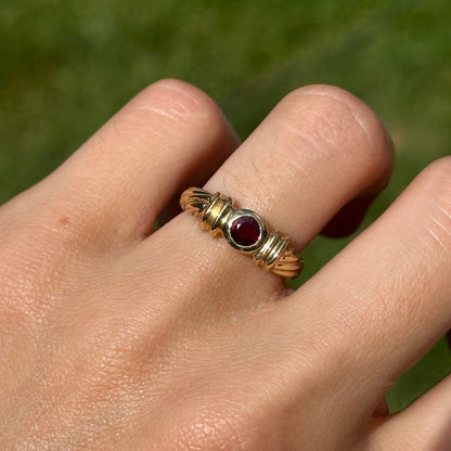 Estate 14KT Yellow Gold Round Garnet Ridged Band Ring