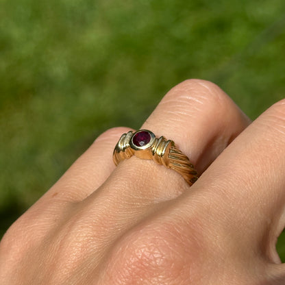 Estate 14KT Yellow Gold Round Garnet Ridged Band Ring