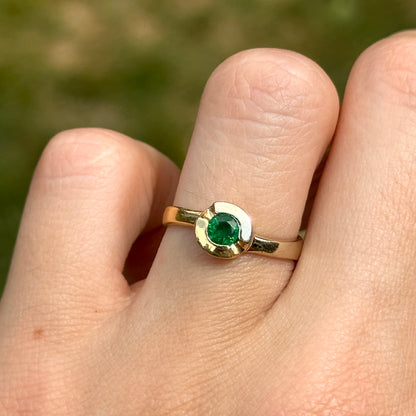 Estate 18KT Yellow Gold Bezel Round Emerald Ring