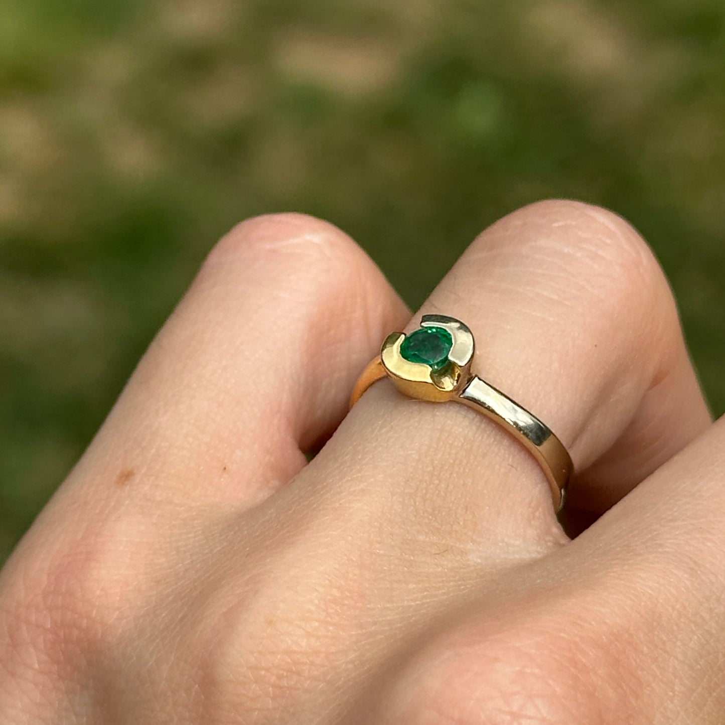 Estate 18KT Yellow Gold Bezel Round Emerald Ring