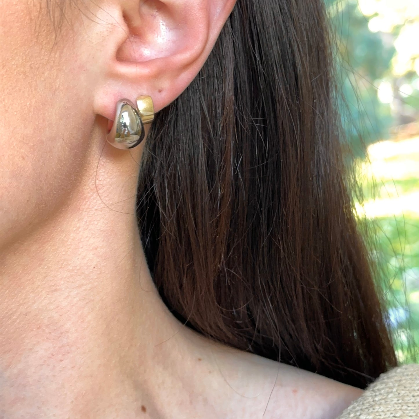 14KT White Gold Tapered Huggie Hoop Earrings 15mm