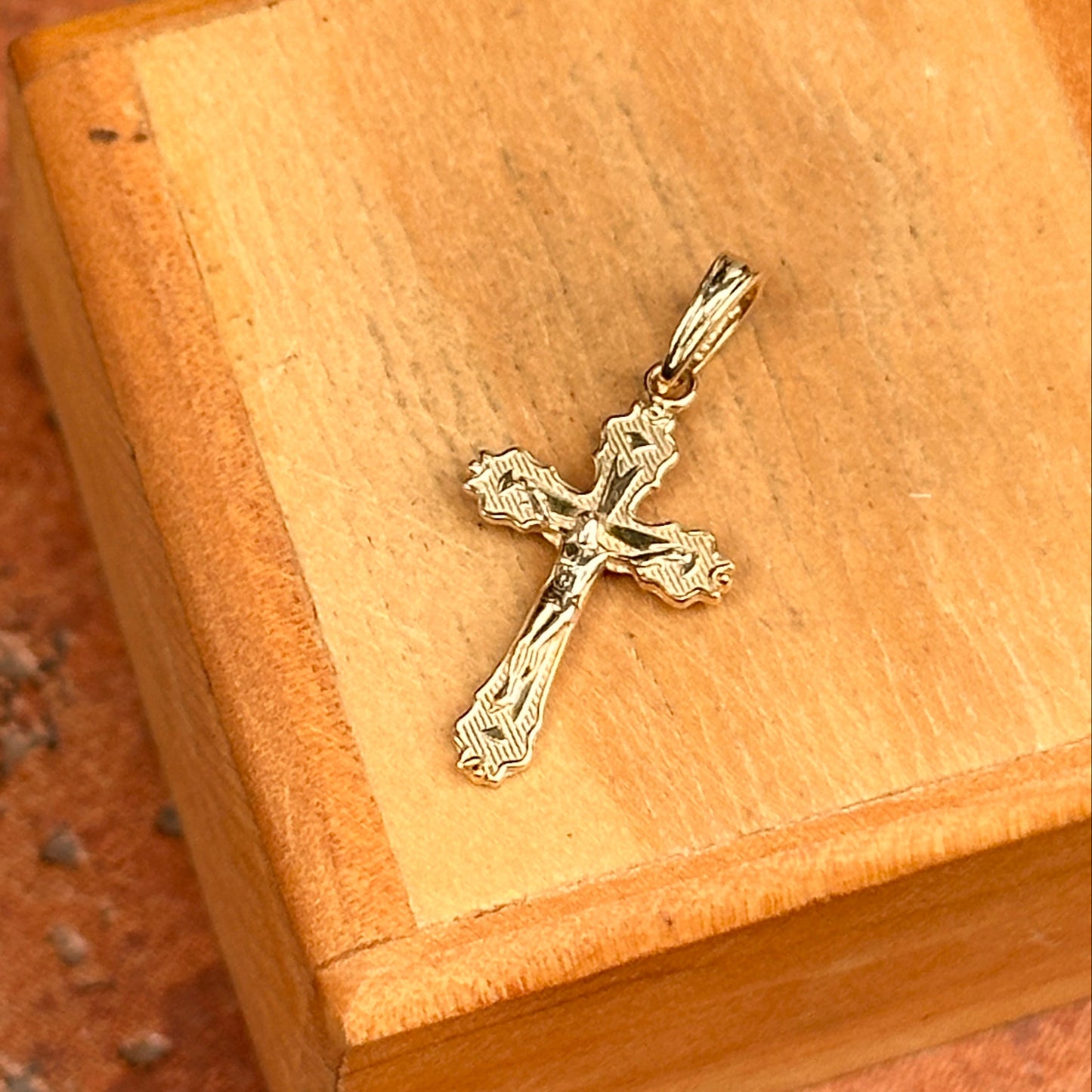 14KT Yellow Gold Scalloped Cross Crucifix Pendant