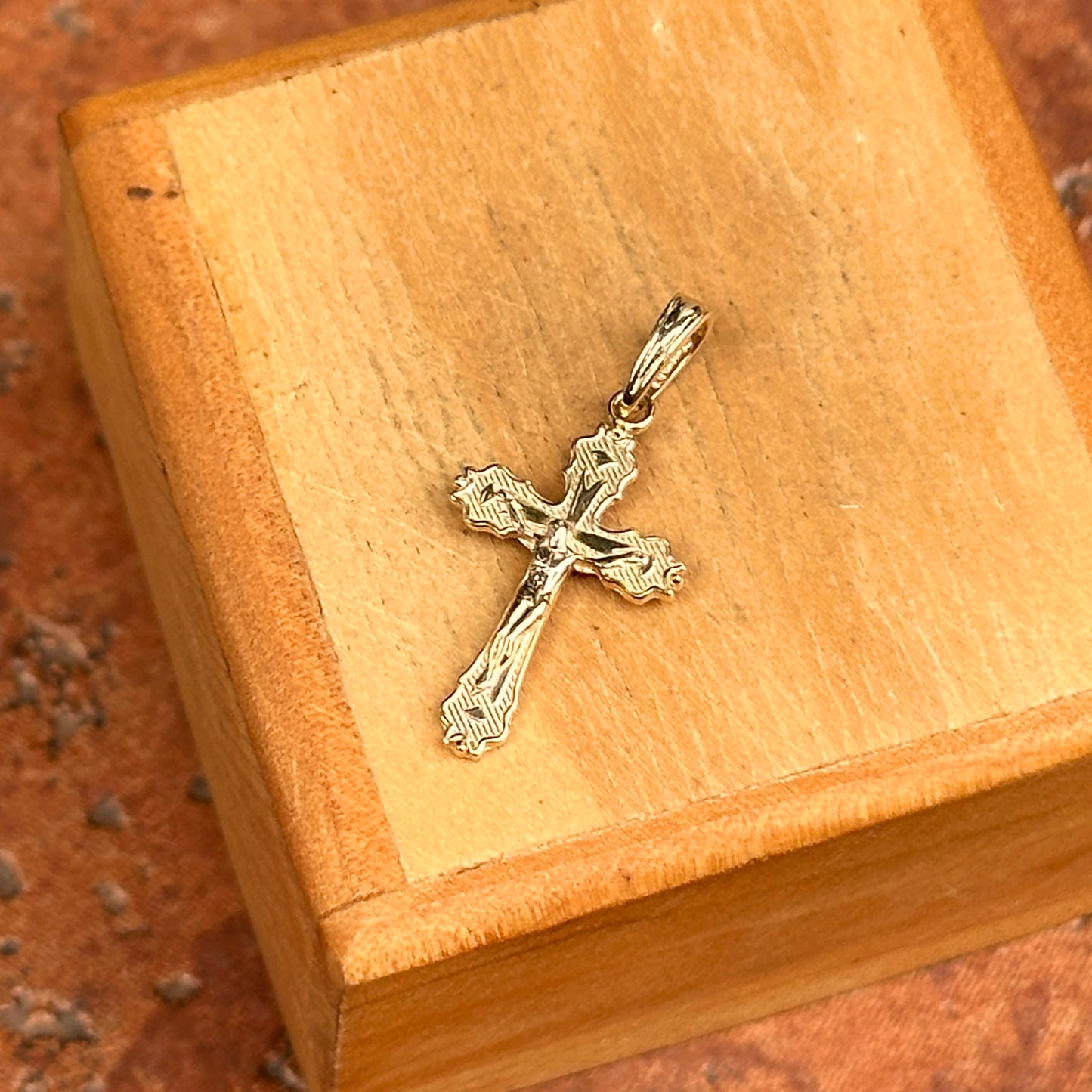 14KT Yellow Gold Scalloped Cross Crucifix Pendant