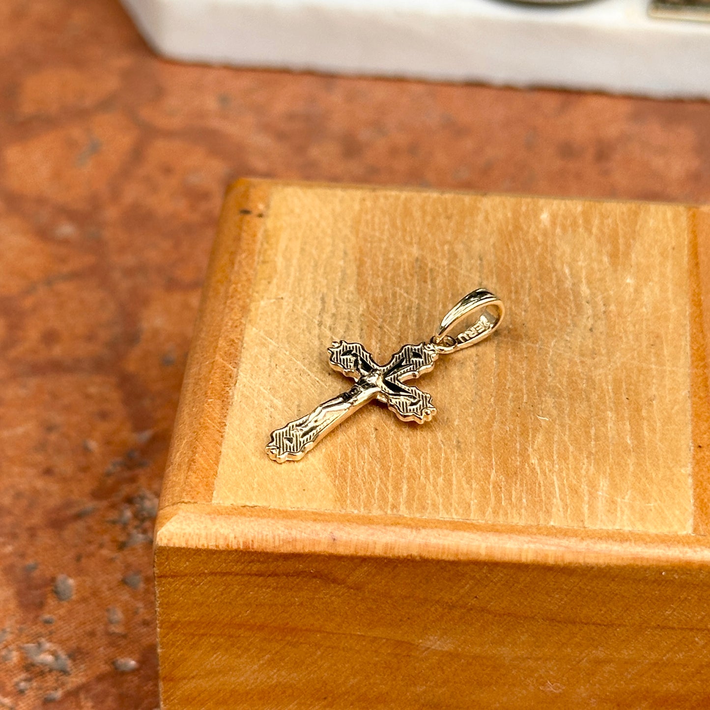 14KT Yellow Gold Scalloped Cross Crucifix Pendant