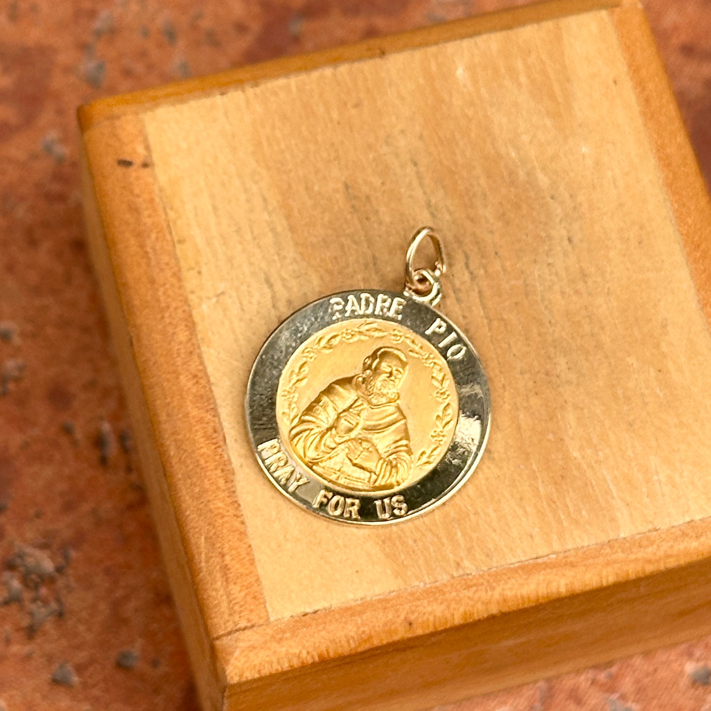 14KT Yellow Gold Solid Padre Pio Round Medal Pendant 18mm
