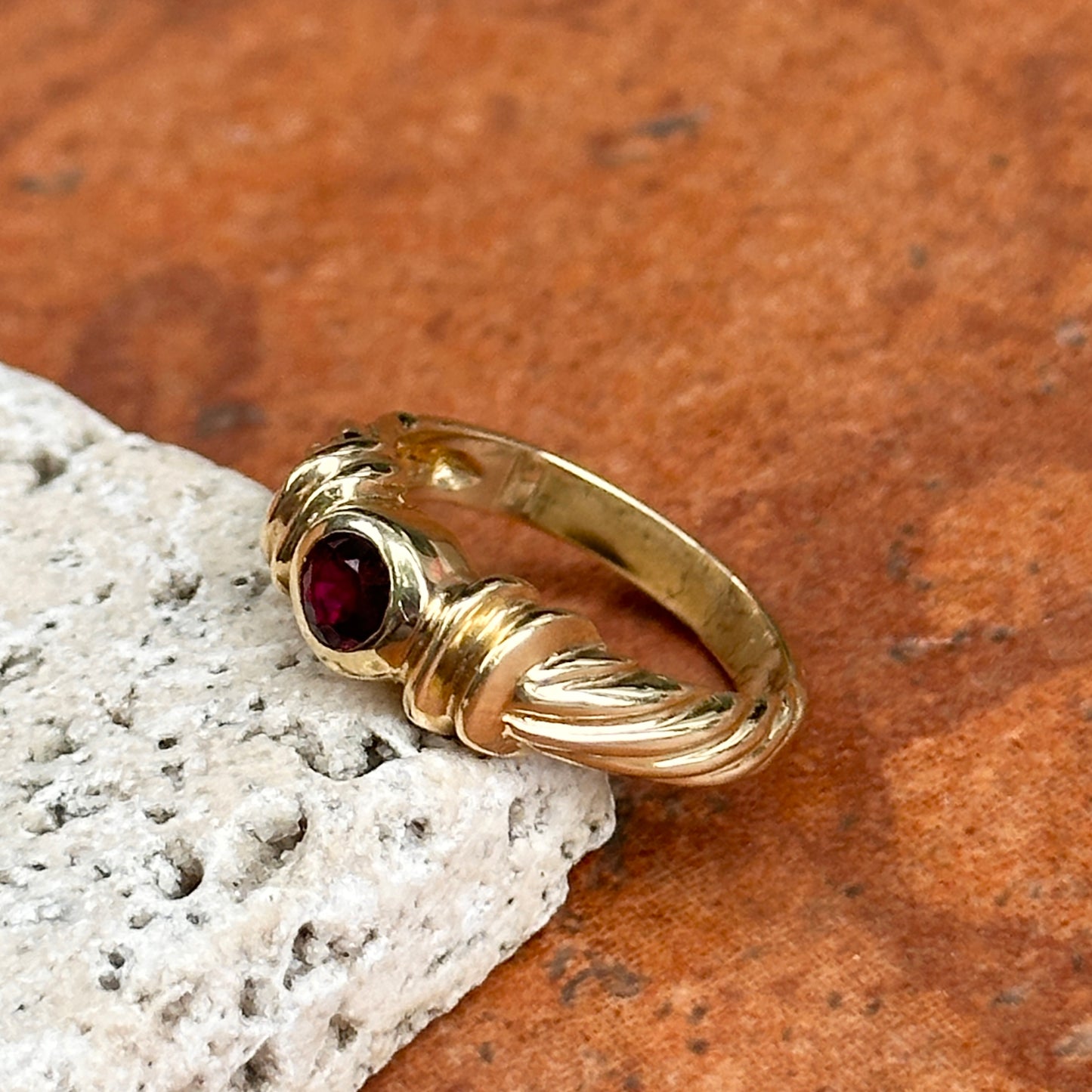 Estate 14KT Yellow Gold Round Garnet Ridged Band Ring