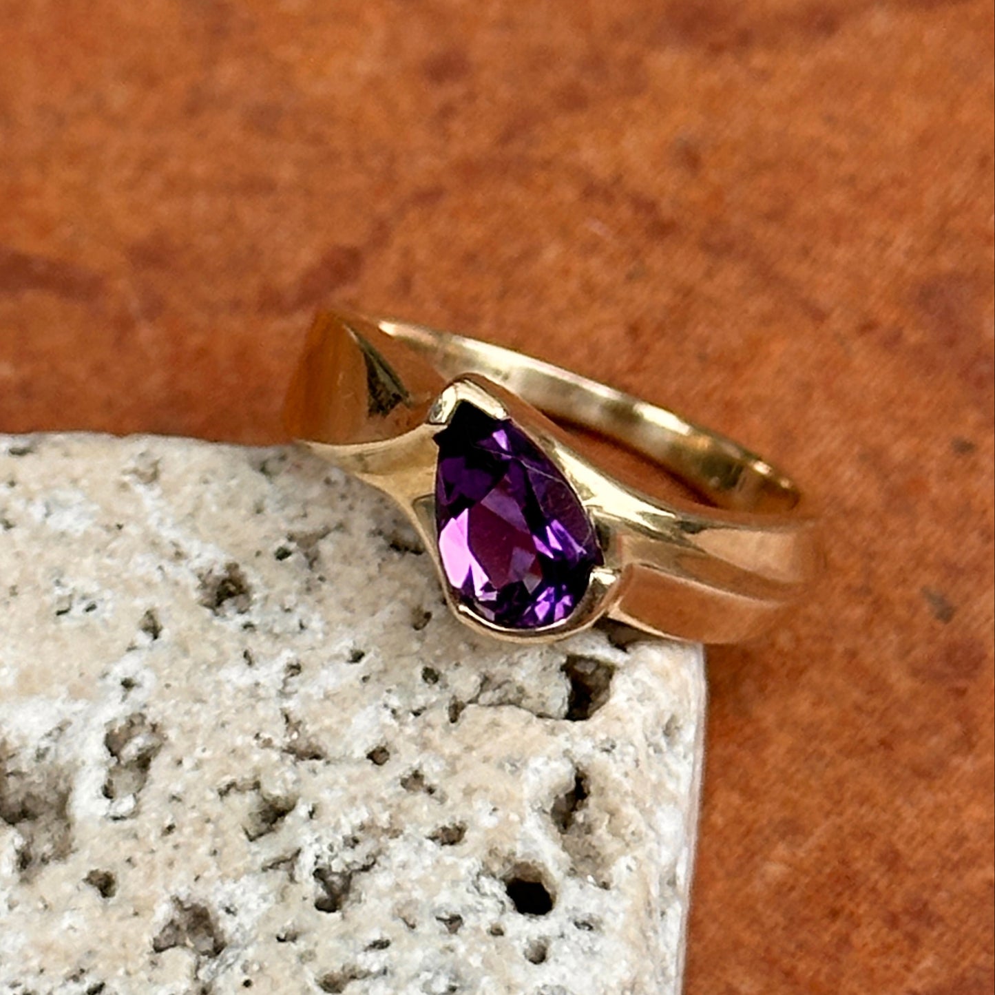 Estate 10KT Yellow Gold Tilted Pear Amethyst Solitaire Ring