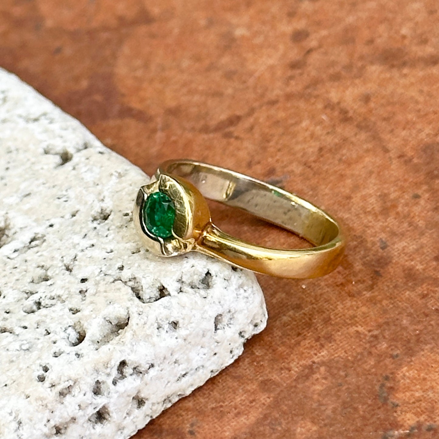 Estate 18KT Yellow Gold Bezel Round Emerald Ring
