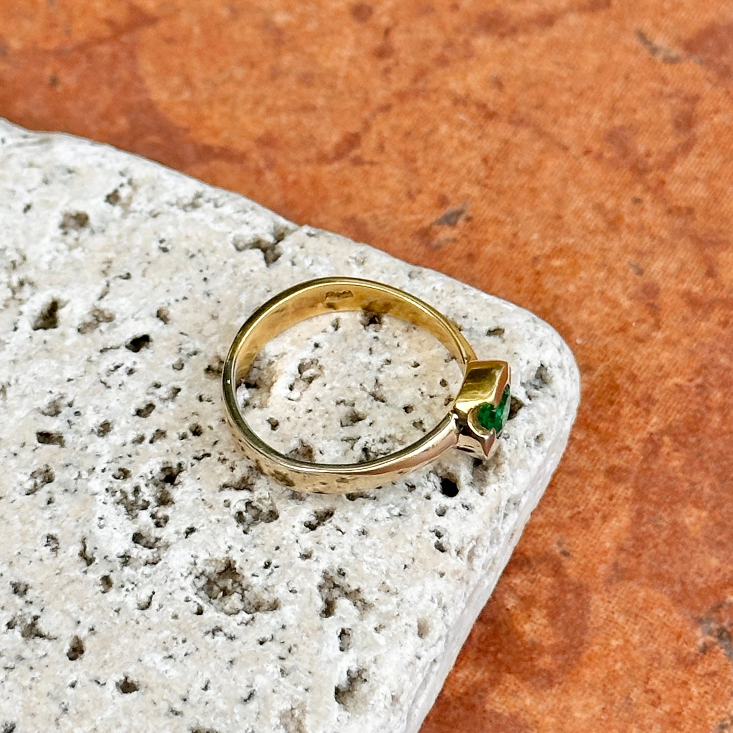 Estate 18KT Yellow Gold Bezel Round Emerald Ring