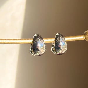 LV Gold Flat Stud Earrings – Liberato Stilè  Stud earrings, White gold  earrings studs, Jewelry