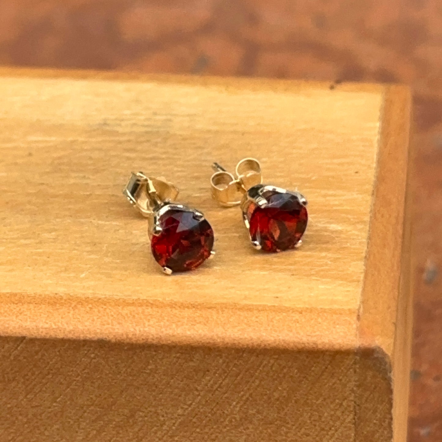 14KT Yellow Gold 5mm Round Prong Garnet Stud Earrings