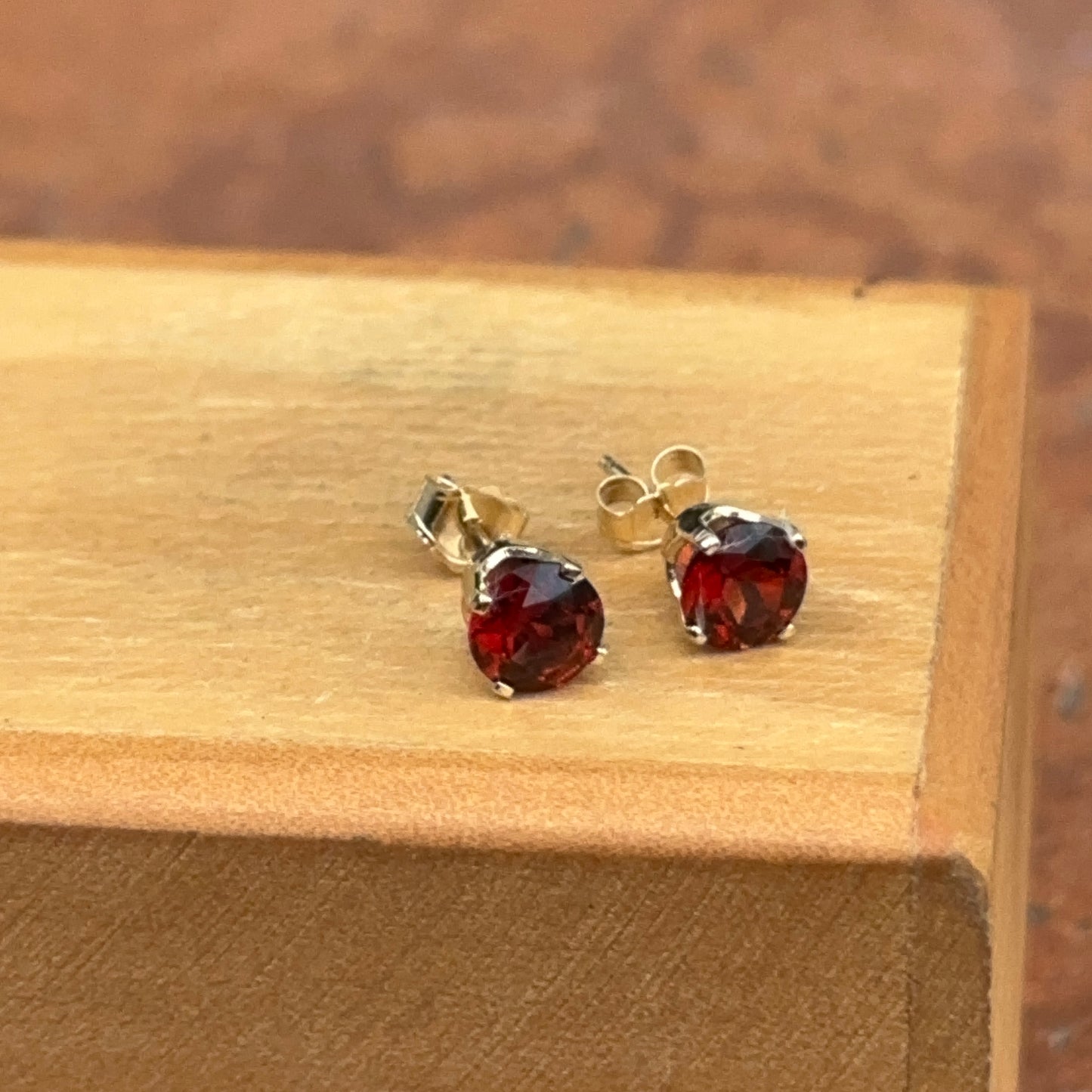 14KT Yellow Gold 5mm Round Prong Garnet Stud Earrings