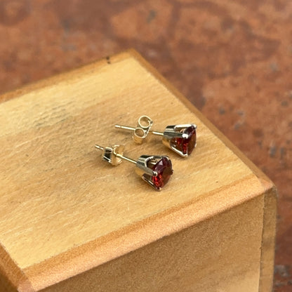 14KT Yellow Gold 5mm Round Prong Garnet Stud Earrings