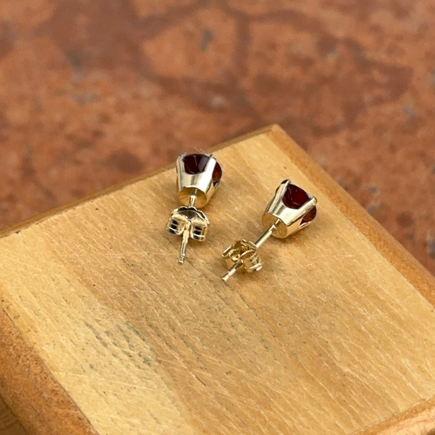 14KT Yellow Gold 5mm Round Prong Garnet Stud Earrings