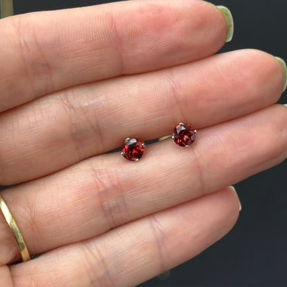 14KT Yellow Gold 5mm Round Prong Garnet Stud Earrings