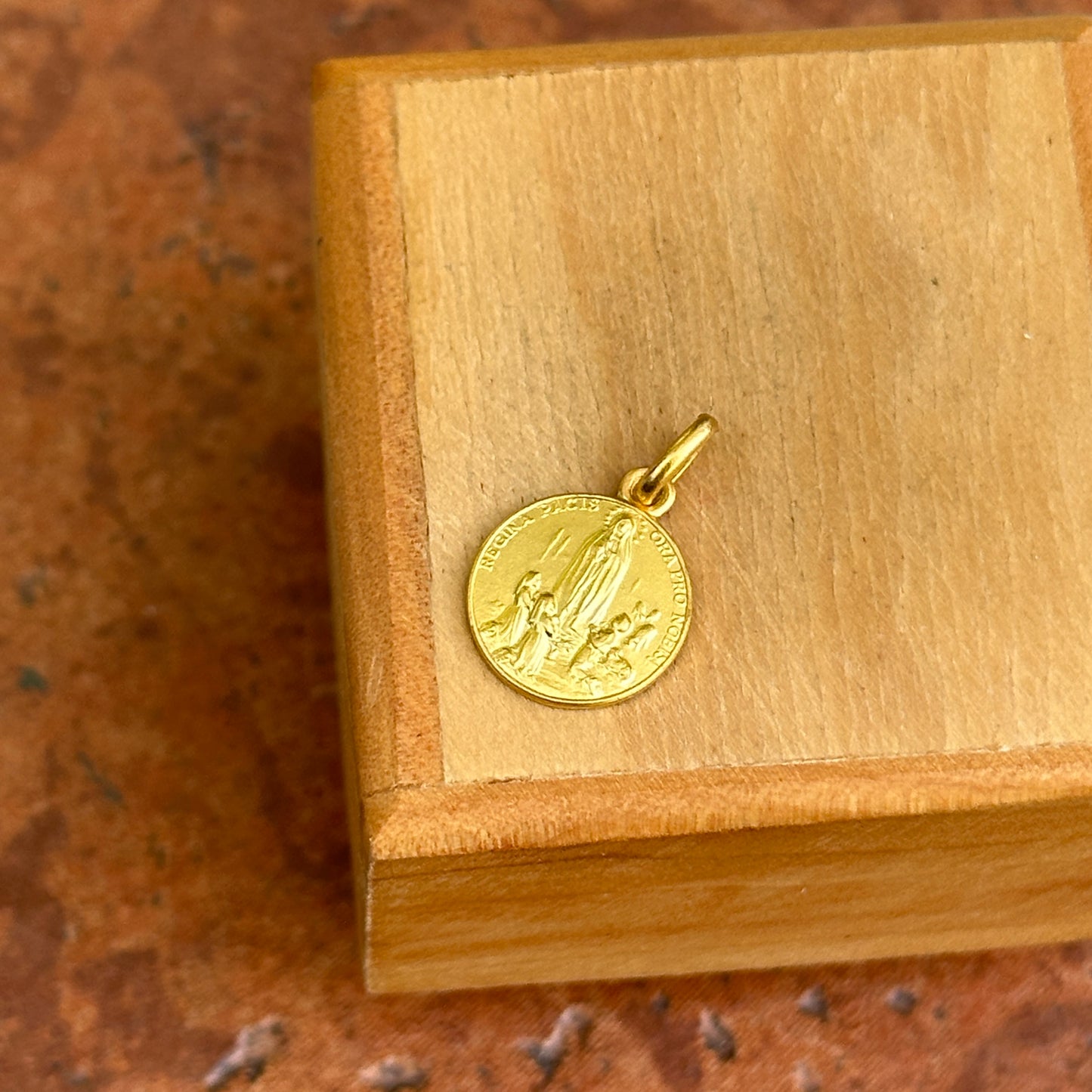 18KT Yellow Gold Solid Our Lady of Fatima Round Medal Pendant Charm 12mm