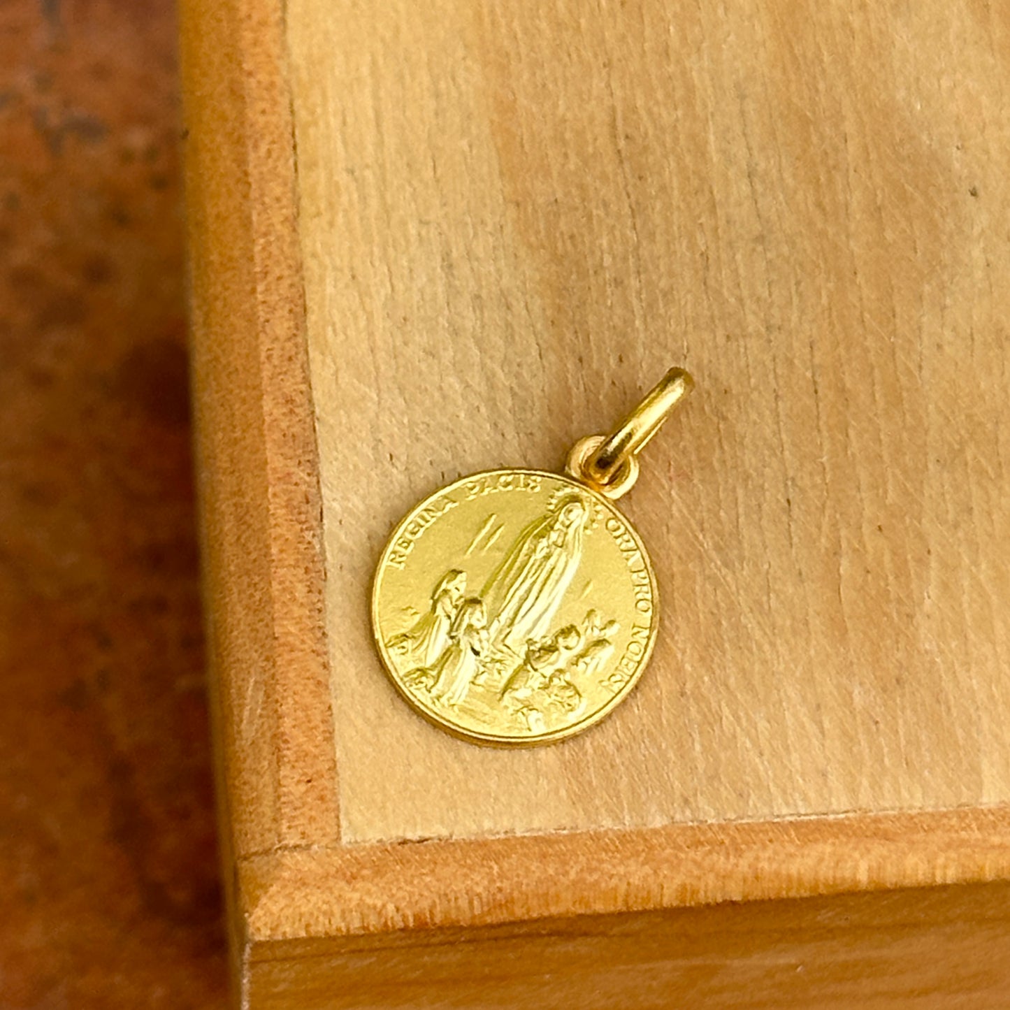 18KT Yellow Gold Solid Our Lady of Fatima Round Medal Pendant Charm 12mm