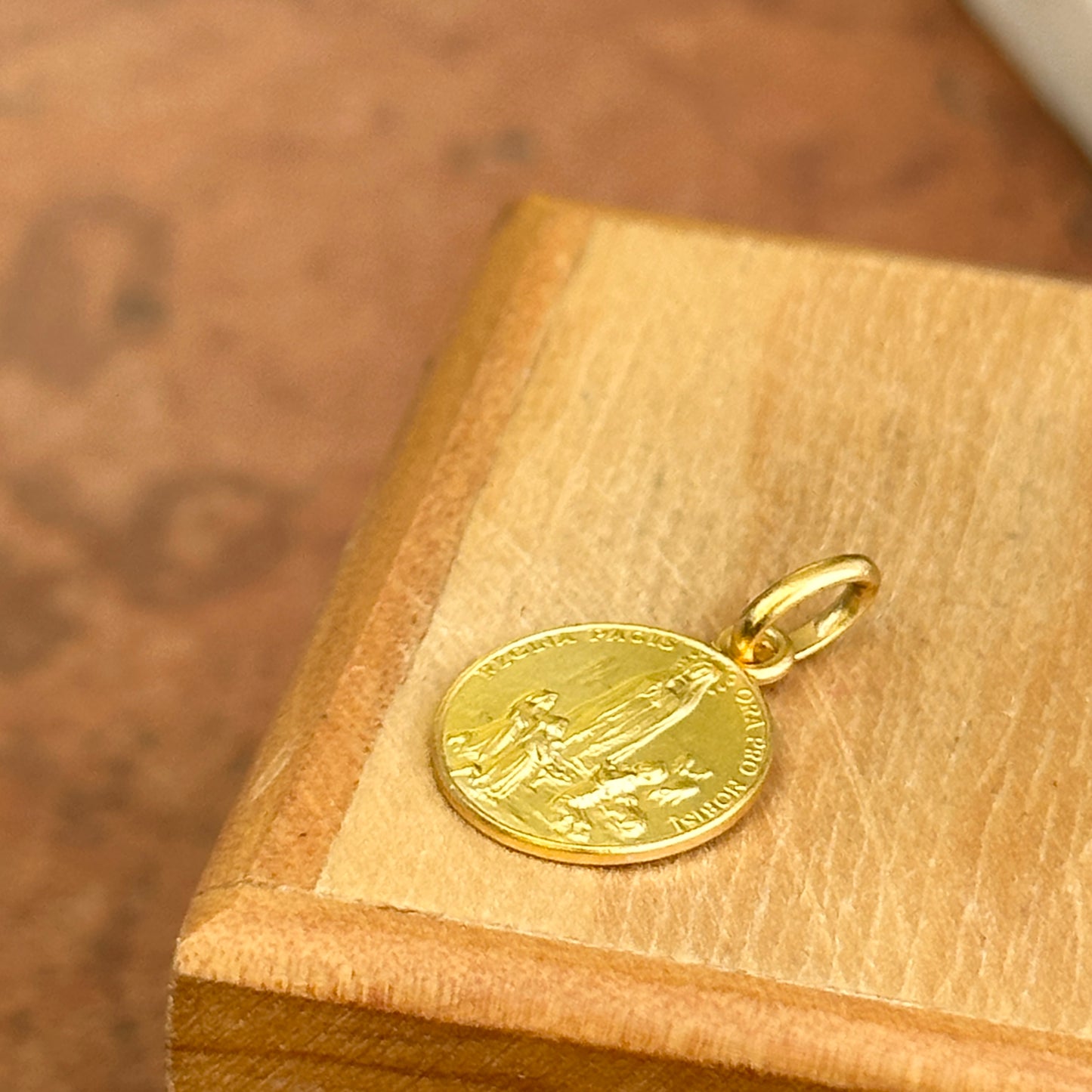 18KT Yellow Gold Solid Our Lady of Fatima Round Medal Pendant Charm 12mm