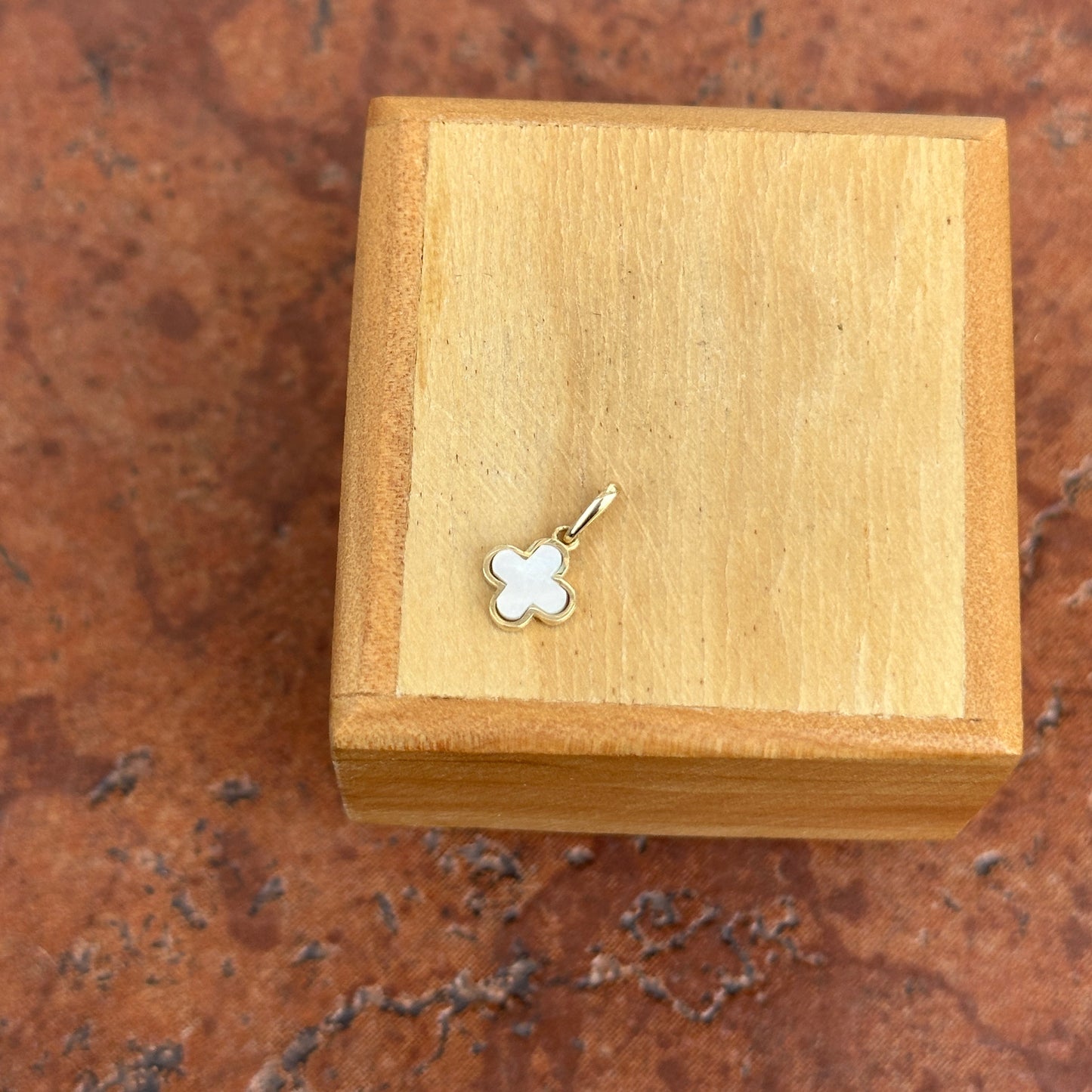 10KT Yellow Gold 4-Leaf Mother of Pearl White Clover Pendant Charm