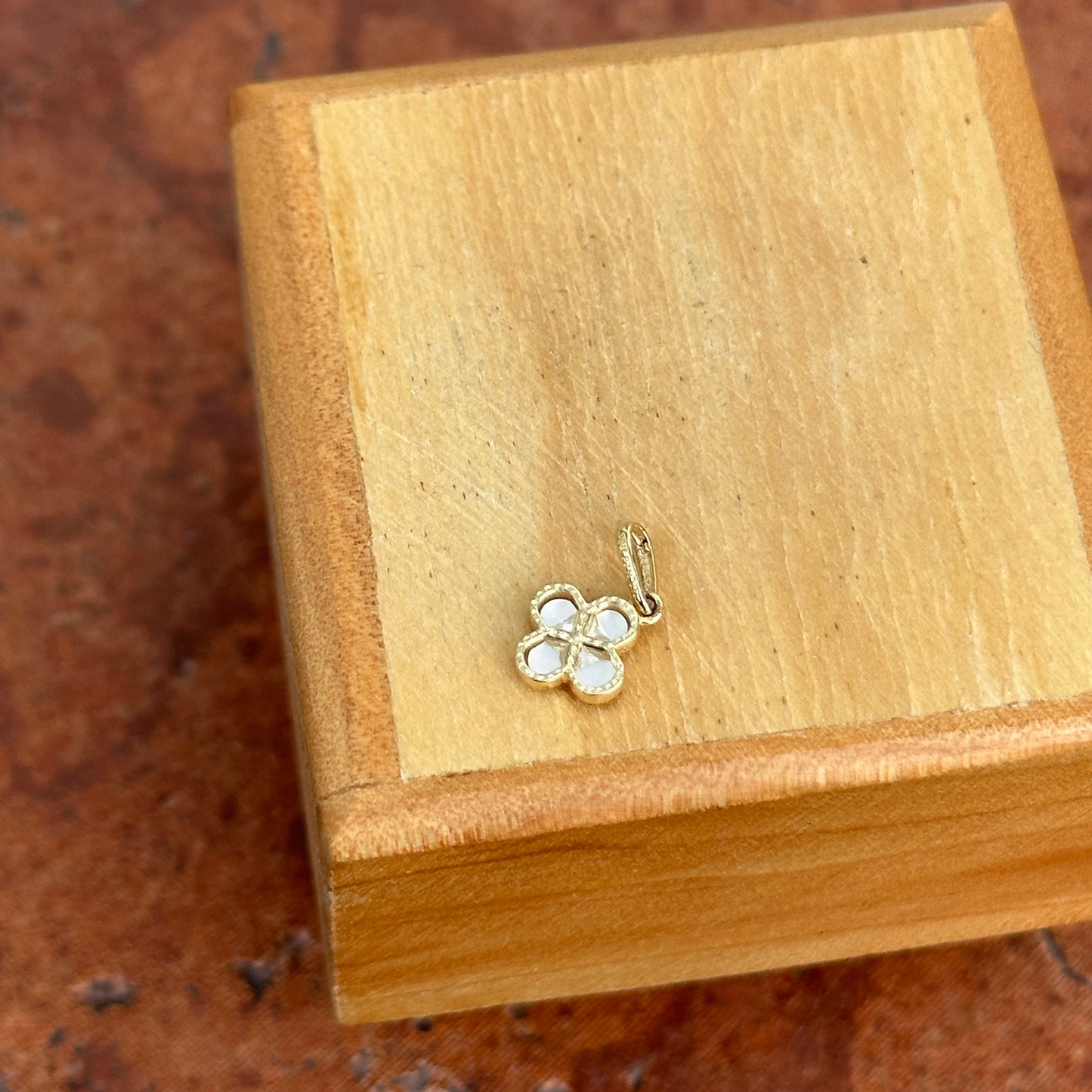 10KT Yellow Gold 4-Leaf Mother of Pearl White Clover Pendant Charm