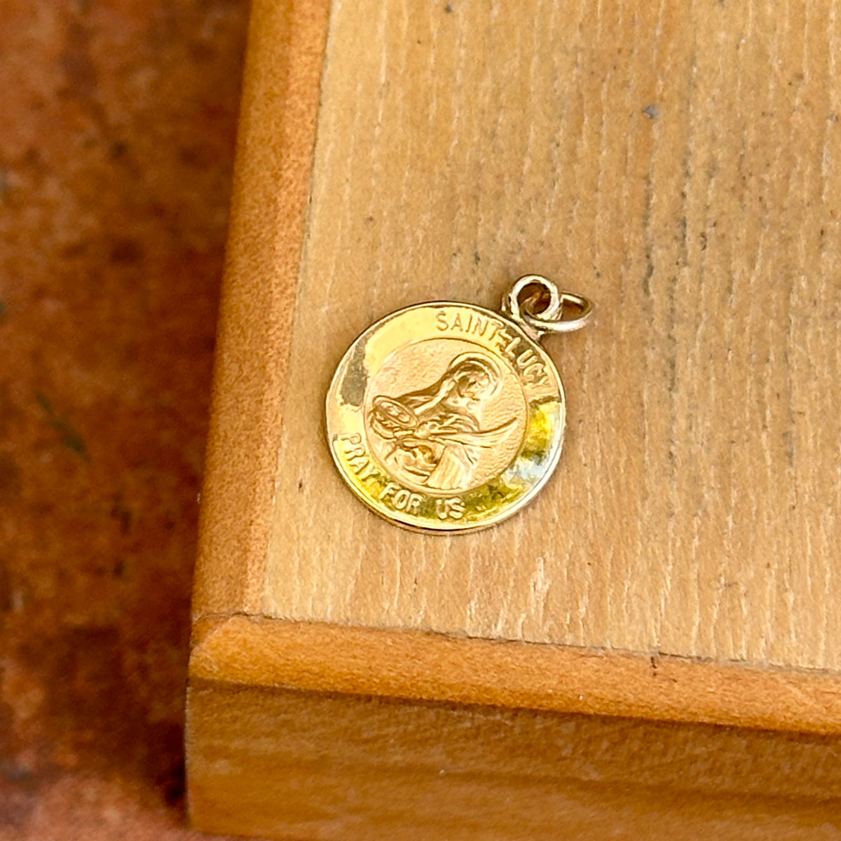 14KT Yellow Gold St Lucy Round Medal Pendant Charm 12mm