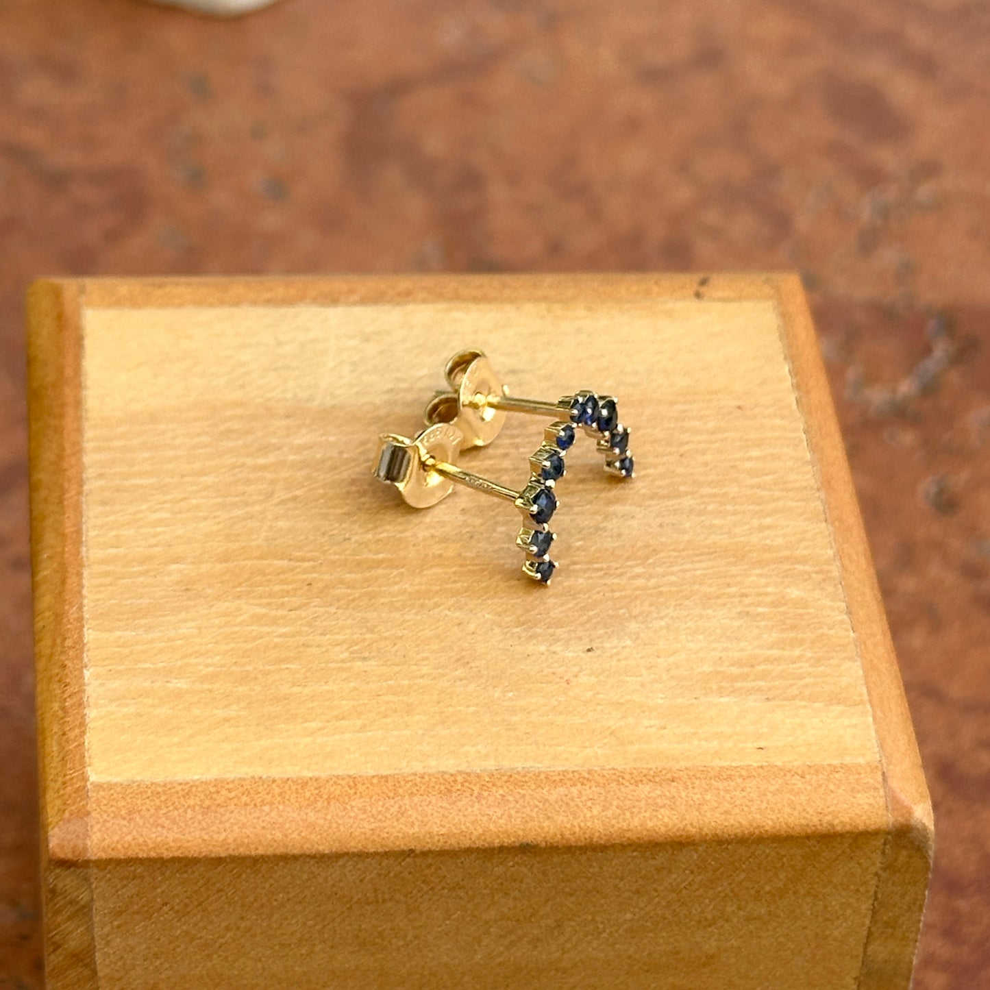 14KT Yellow Gold Round Blue Sapphire Curved Stud Earrings