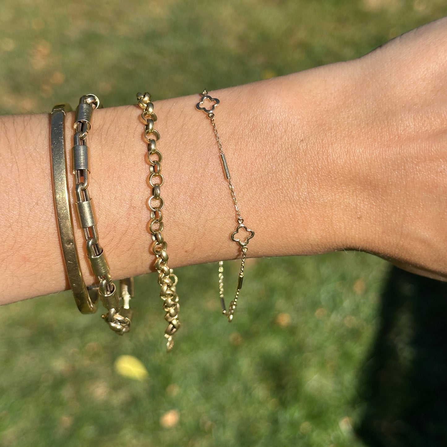 18KT Yellow Gold Clover Cut-Out + Bar Station Chain Bracelet