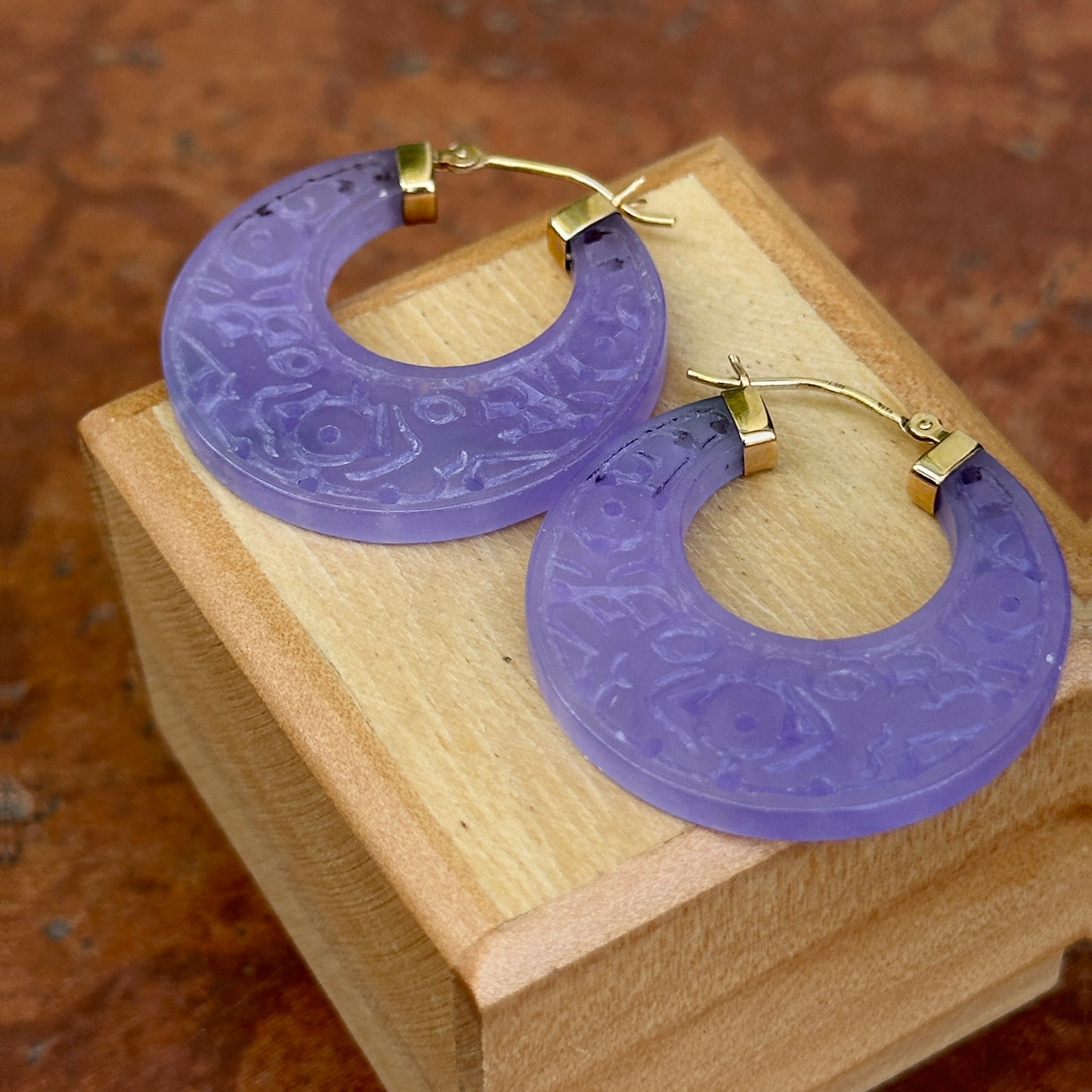 Estate 14KT Yellow Gold Genuine Carved Filigree Purple Lavender Jade Tube Round Hoop Earrings 20mm