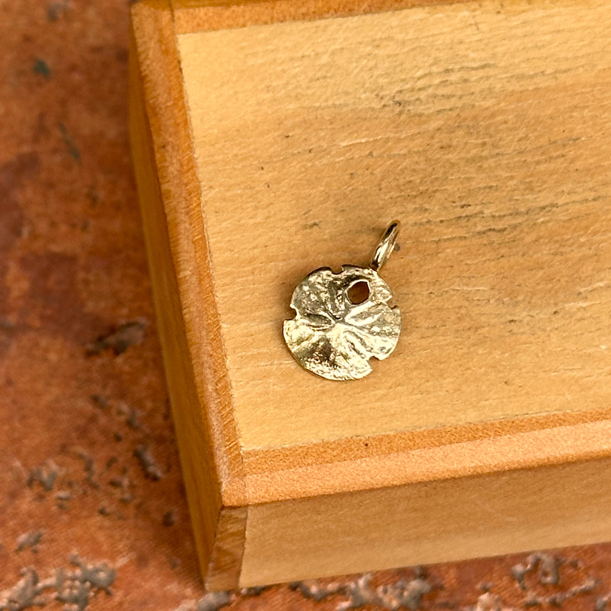 Estate 14KT Yellow Gold Mini Sand Dollar Pendant Charm