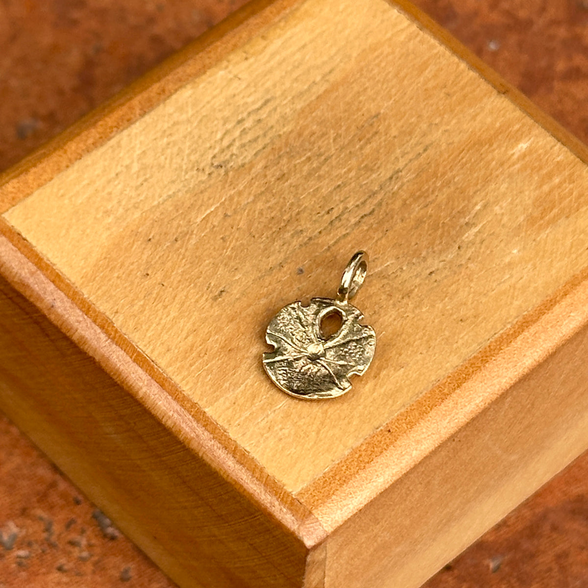 Estate 14KT Yellow Gold Mini Sand Dollar Pendant Charm