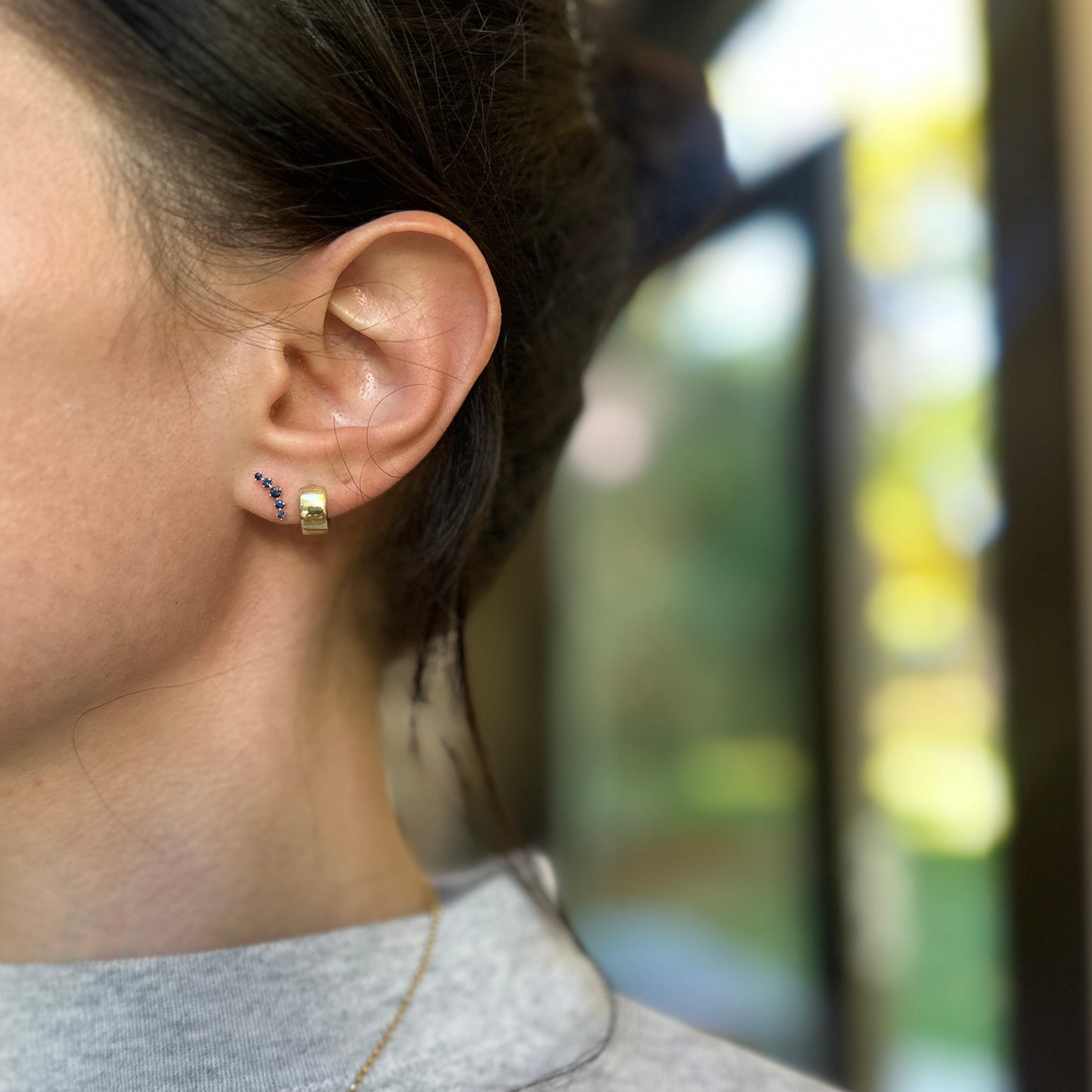 14KT Yellow Gold Round Blue Sapphire Curved Stud Earrings