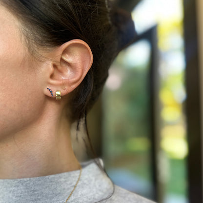 14KT Yellow Gold Round Blue Sapphire Curved Stud Earrings