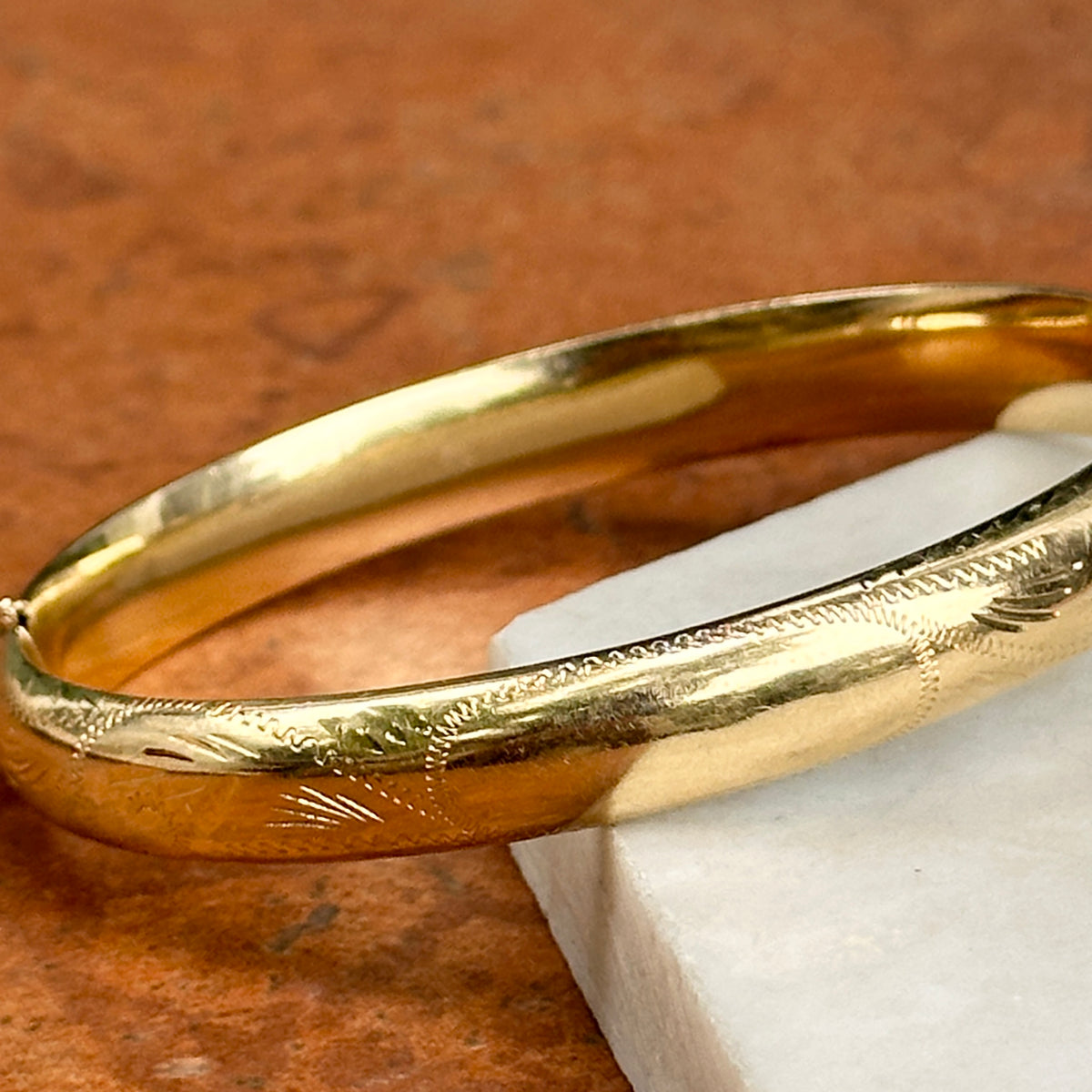 Estate 14KT Yellow Gold Etched 8mm Oval Bangle Bracelet