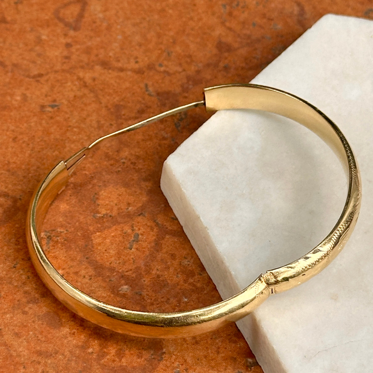Estate 14KT Yellow Gold Etched 8mm Oval Bangle Bracelet