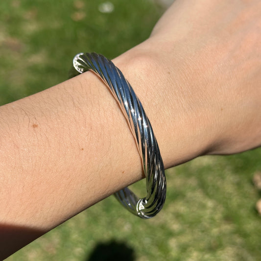 Sterling Silver Ribbed Twist Oval Hinged Bangle Bracelet
