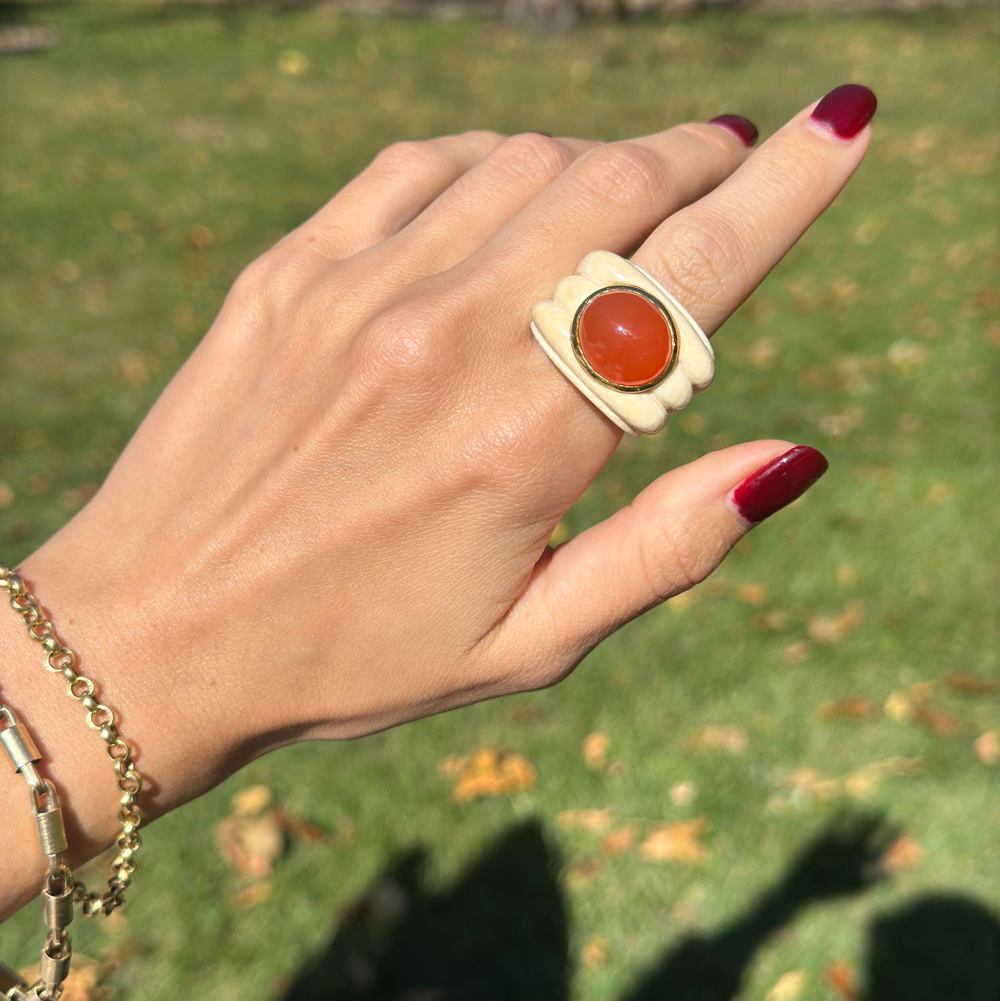 Estate 18KT Yellow Gold Bezel Oval Cabochon Carnelian Carved Cream Gemstone Large Ring 7.5
