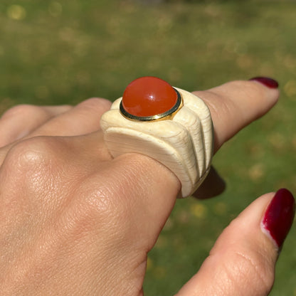 Estate 18KT Yellow Gold Bezel Oval Cabochon Carnelian Carved Cream Gemstone Large Ring 7.5