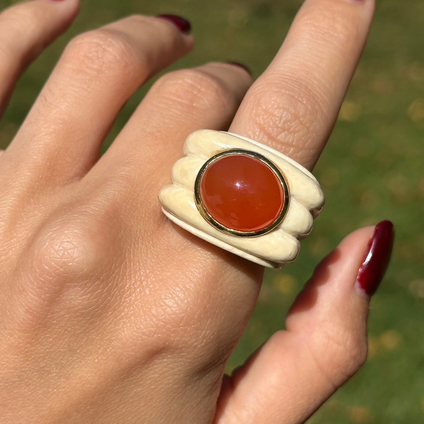 Estate 18KT Yellow Gold Bezel Oval Cabochon Carnelian Carved Cream Gemstone Large Ring 7.5