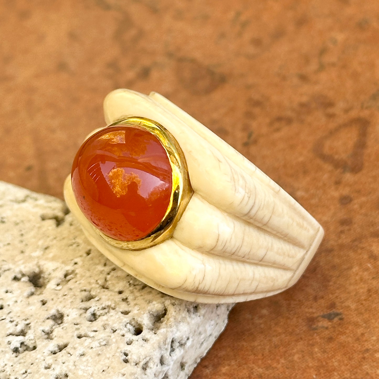 Estate 18KT Yellow Gold Bezel Oval Cabochon Carnelian Carved Cream Gemstone Large Ring 7.5