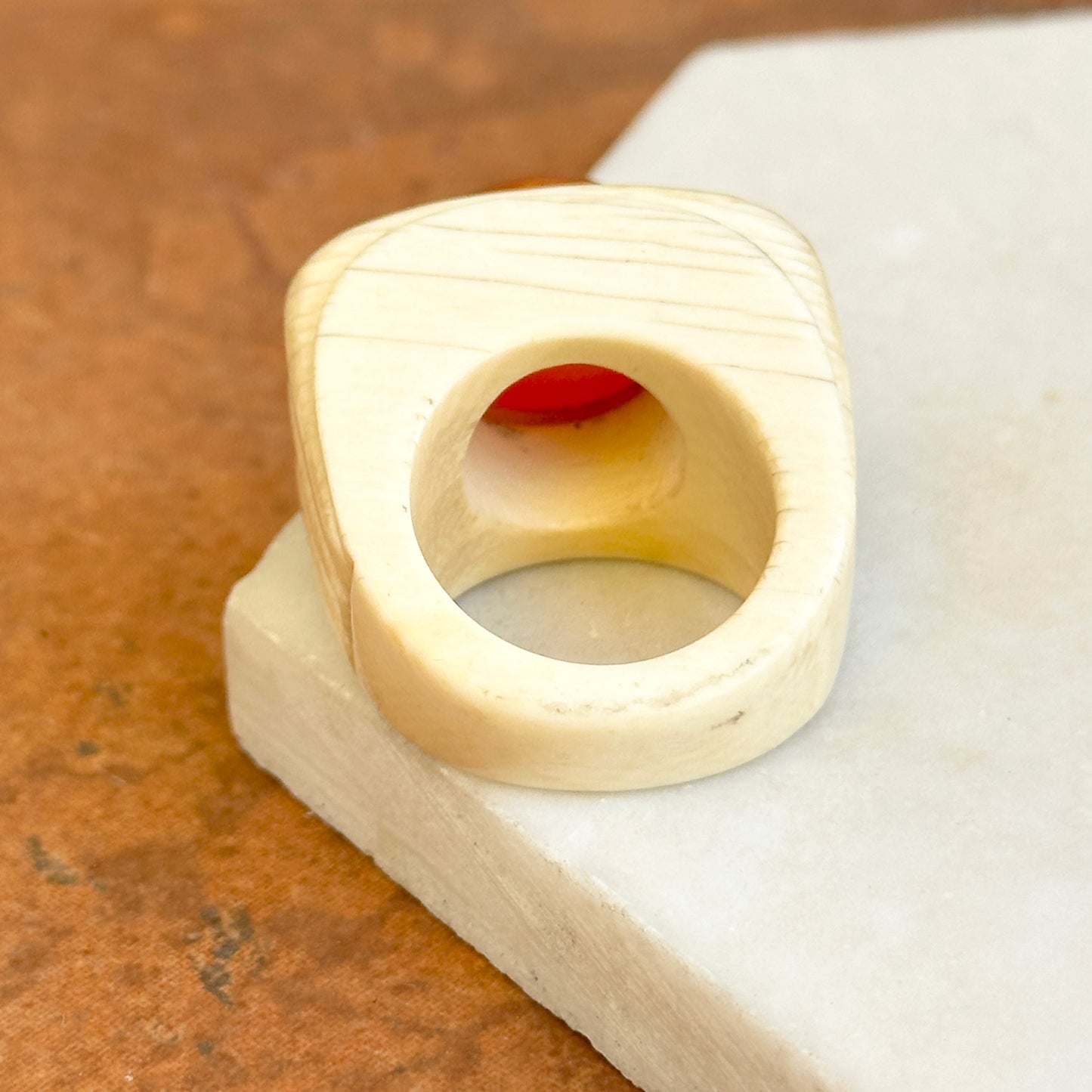 Estate 18KT Yellow Gold Bezel Oval Cabochon Carnelian Carved Cream Gemstone Large Ring 7.5