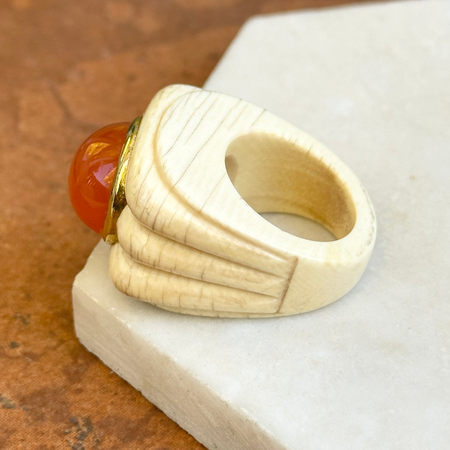 Estate 18KT Yellow Gold Bezel Oval Cabochon Carnelian Carved Cream Gemstone Large Ring 7.5