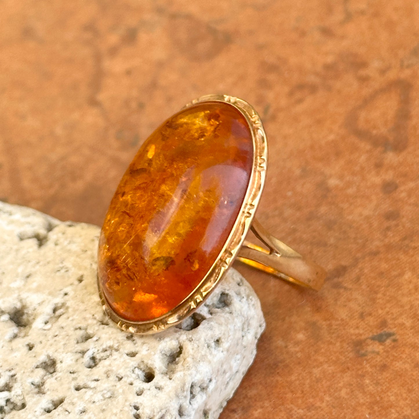 Estate 14KT Yellow Gold Oval Cabochon Amber Etched Bezel Ring